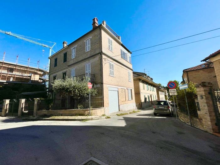 Casa con 6 locali in vendita in Borgo Cappuccini, Centro, Offida