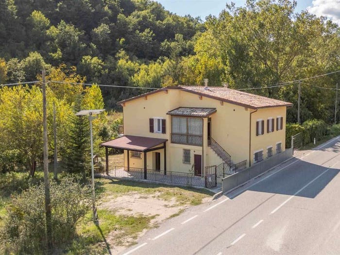 Casa con 6 locali in vendita in Camerino