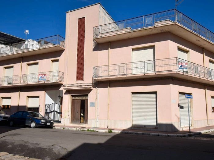 Appartamento con 6 locali in vendita in Via V Maremonti, Campi Salentina