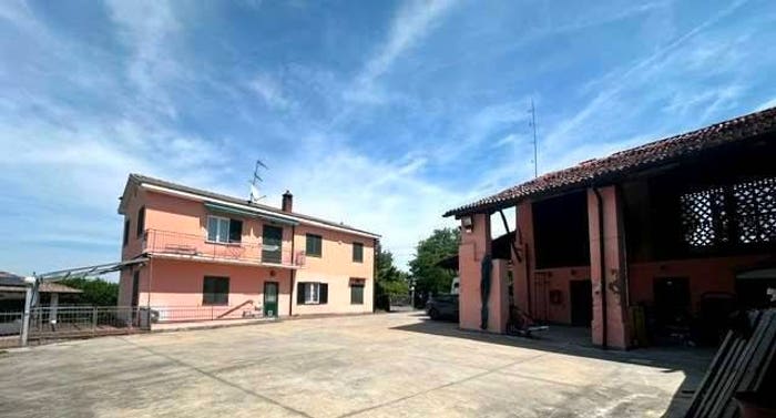 Casa con 6 locali in vendita in Codevilla