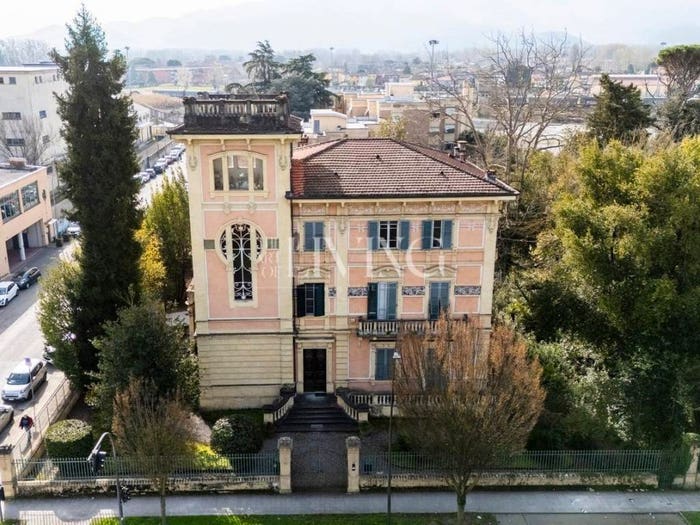 Appartamento con 6 locali in vendita in Viale Giuseppe Giusti, San Concordio, Lucca