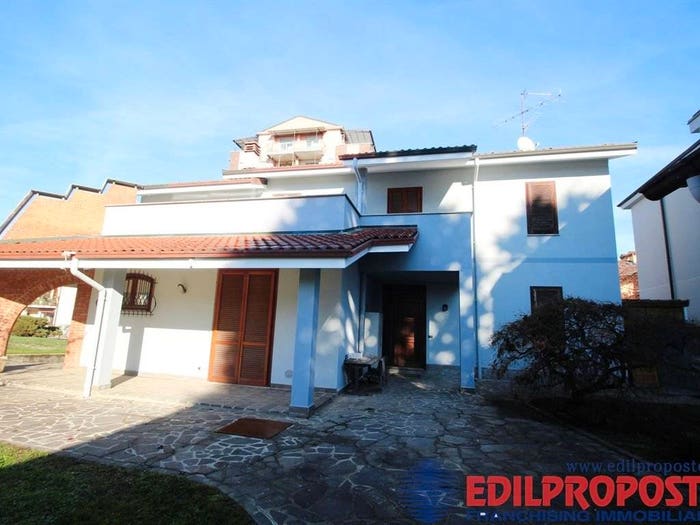 Casa con 5 locali in vendita in Via Vittorio Veneto, Lazzate
