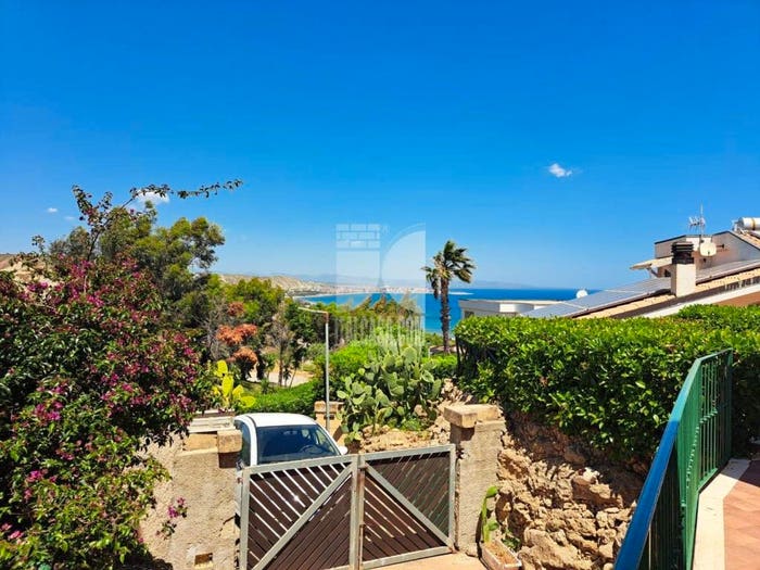 Casa con 6 locali in vendita in Viale Magna Grecia, Lungomare Capocolonna, Crotone