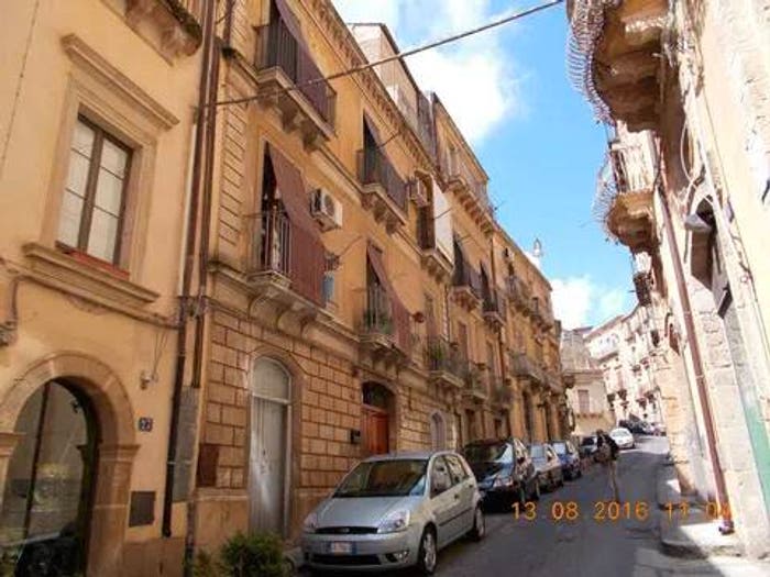 Appartamento con 6 locali in vendita in Scalinata S Maria Del Monte No Number, Centro, Caltagirone