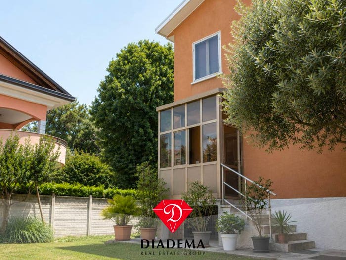Casa quadrilocale in vendita in Viale Lombardia, Centro, Marnate