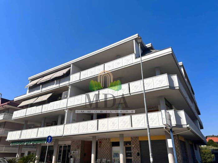 Appartamento con 5 locali in vendita in Via largo romagna, Centro, Martinsicuro