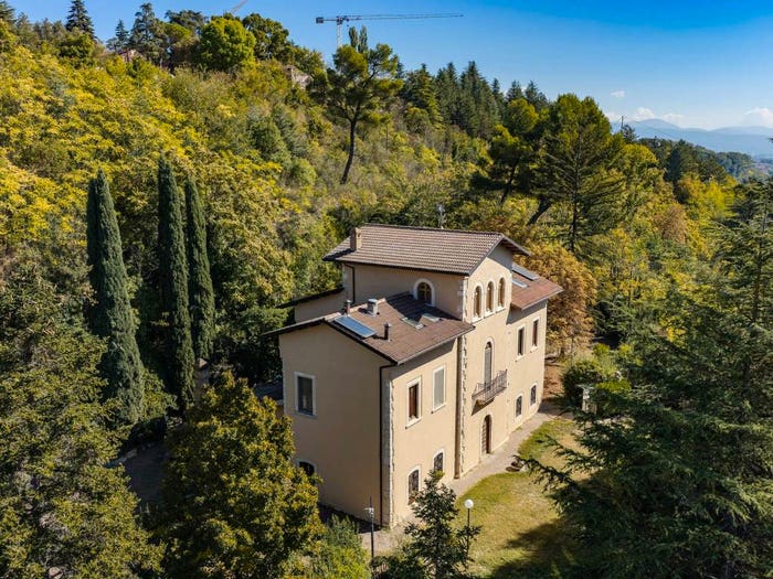 Casa con 6 locali in vendita in Via Porta Napoli, Villa Comunale, L'Aquila