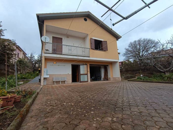 Casa con 6 locali in vendita in Viale Europa, Cortale