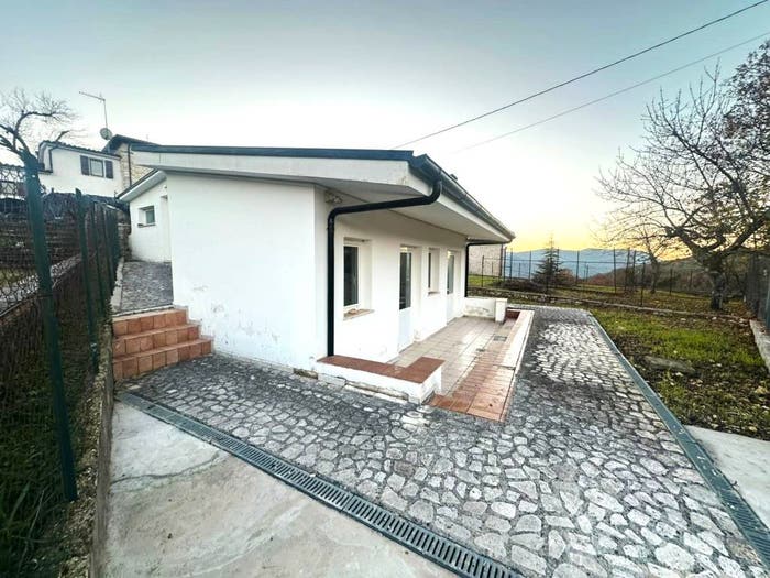 Casa con 6 locali in vendita in Colle di Mezzo, Labro