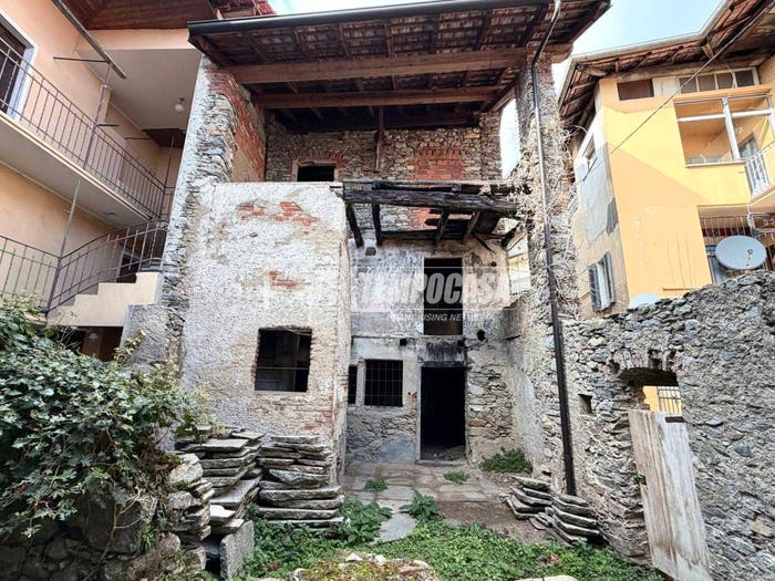 Casa quadrilocale in vendita in Via Nazionale, Colazza