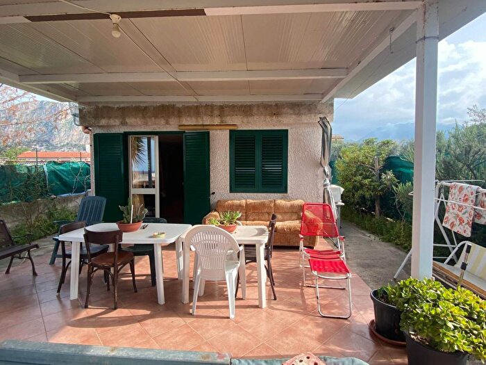 Casa in vendita in Via Chiovaro, Carini