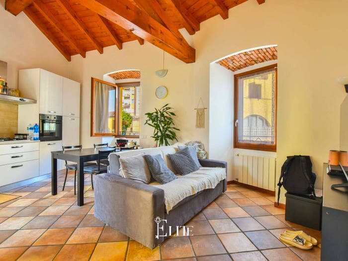 Appartamento bilocale in vendita in Piazza Settembre, Centro, Gavirate