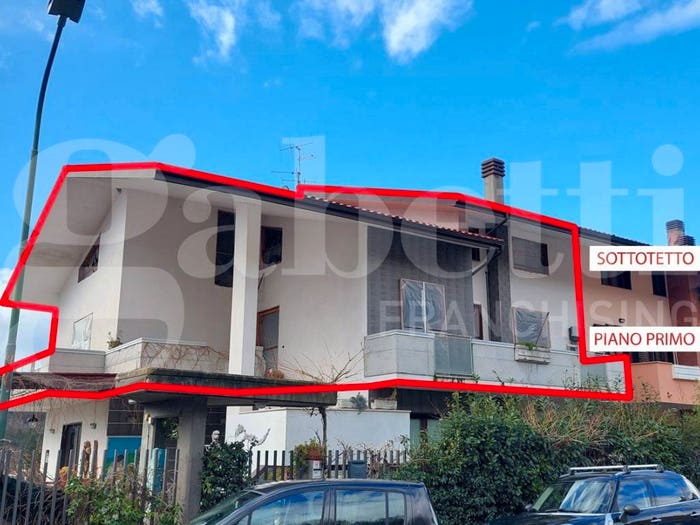 Casa con 6 locali in vendita in Via Newton, Pesche