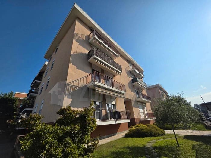 Appartamento trilocale in vendita in Via Alfredo Cappellini, Arnate, Gallarate
