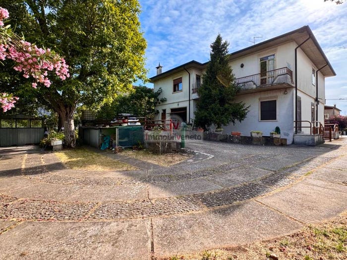 Casa con 6 locali in vendita in PIAZZA XXV APRILE, Centro, Lonigo