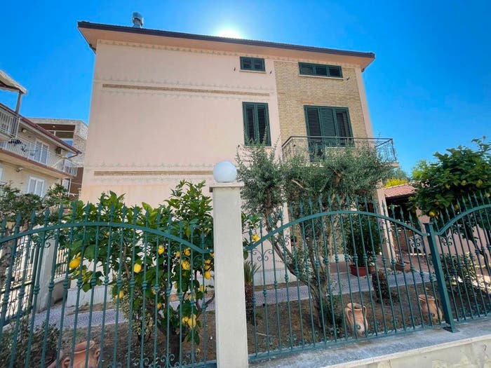 Casa con 6 locali in vendita in Via Ischia, Centro, Grottammare