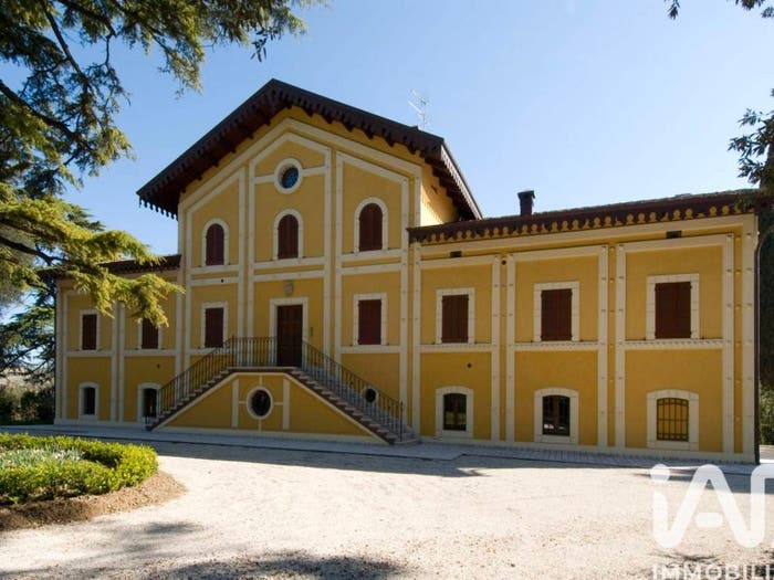 Casa con 6 locali in vendita in Via contrada Isola, Macerata