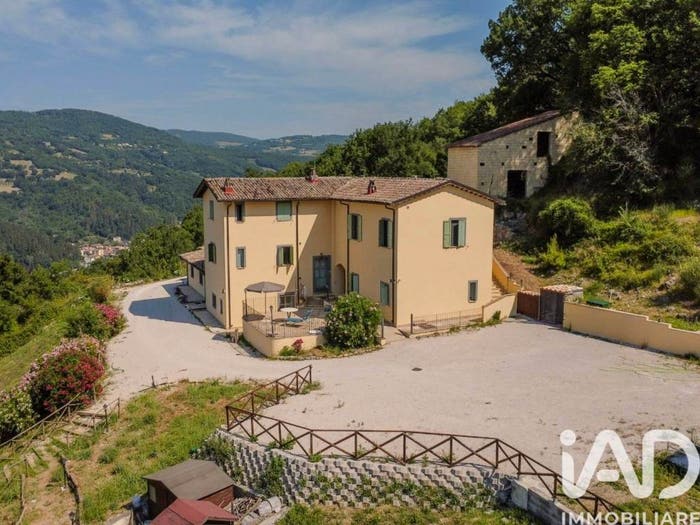 Casa con 6 locali in vendita in Via Collebudino, Valtopina