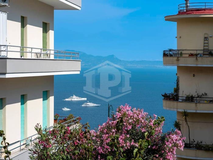 Appartamento con 6 locali in vendita in Via Aniello Falcone, Vomero, Napoli