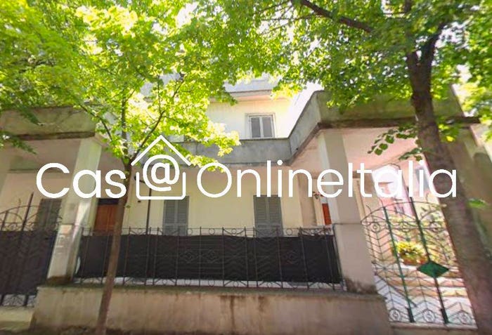 Appartamento con 6 locali in vendita in Viale Luigi Chiavellati, Centro Storico, Foligno