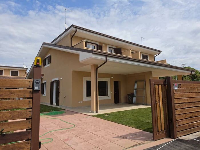 Casa quadrilocale in vendita in Via della Luna, Marina di San Nicola, Ladispoli