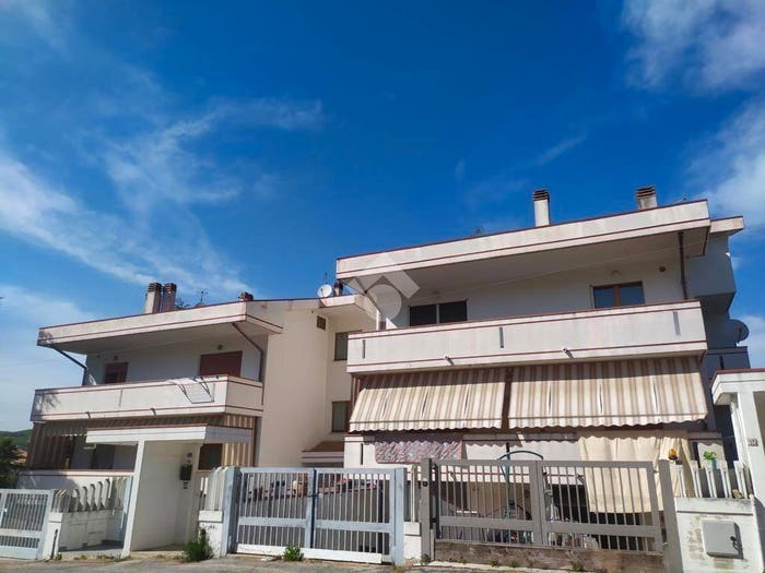 Casa con 6 locali in vendita in Via Delle Camelie, Zona PEEP II, Pineto