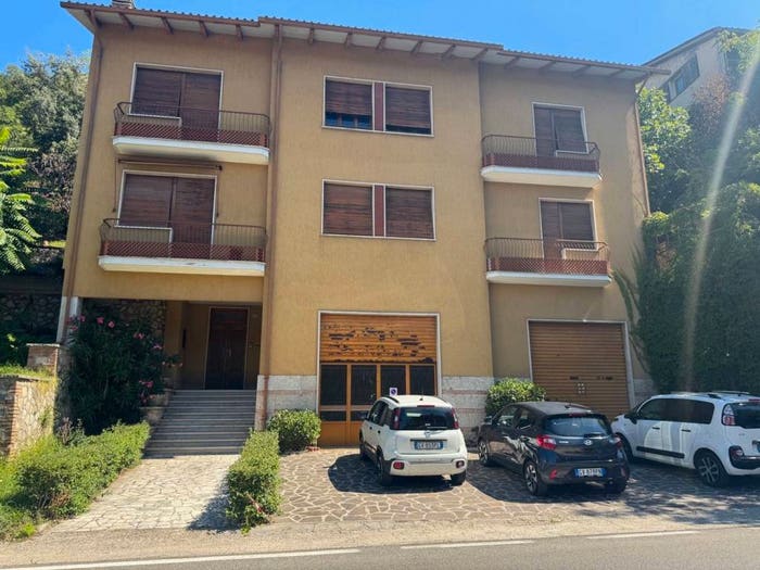 Appartamento con 6 locali in vendita in Casa con due appartamenti in Via Flaminia Ternana, Centro, Narni