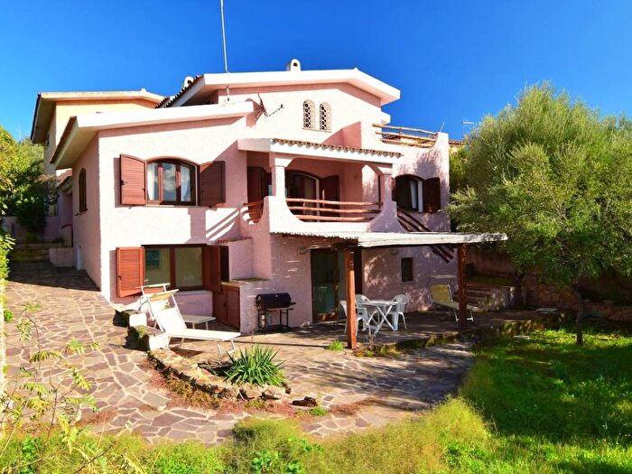 Casa con 6 locali in vendita in Via dei Pini, Golfo Aranci