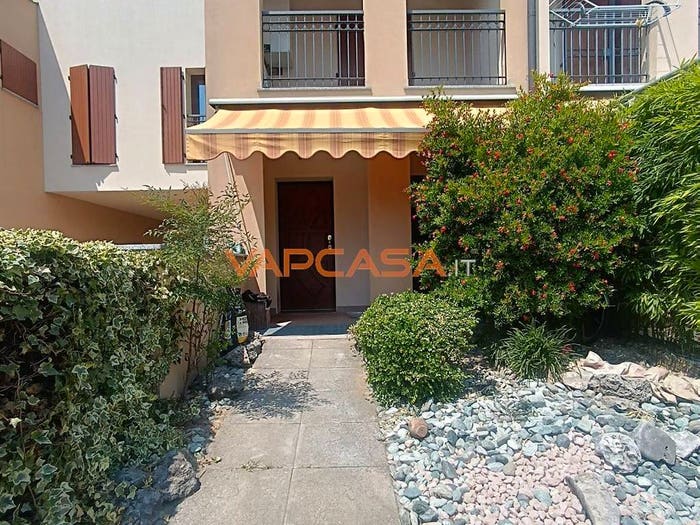 Casa con 6 locali in vendita in via zerrate, Calcinate