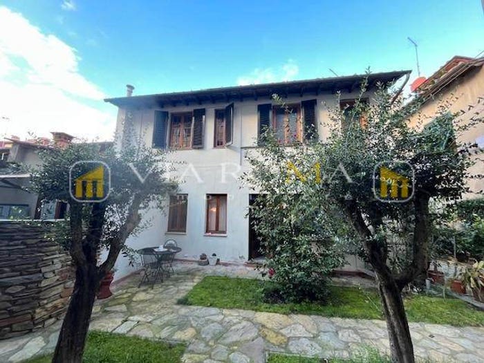 Appartamento con 6 locali in vendita in Piazza Anfiteatro Torre Guinigi, Lucca
