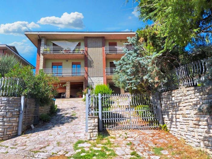 Appartamento con 6 locali in vendita in Via Frate Sole N, Montebello, Perugia