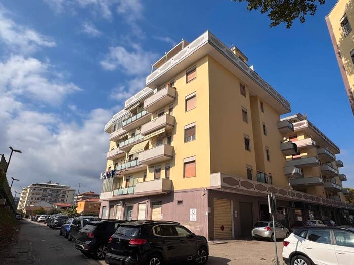 Appartamento quadrilocale in vendita in Piazza Luigi Pierangeli, Ospedale, Pescara