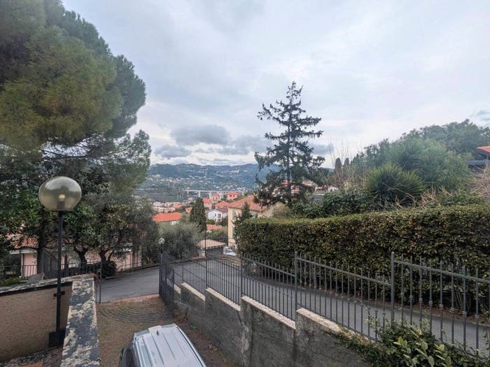 Casa con 6 locali in vendita in Via Fanny Roncati Carli, Oneglia, Imperia
