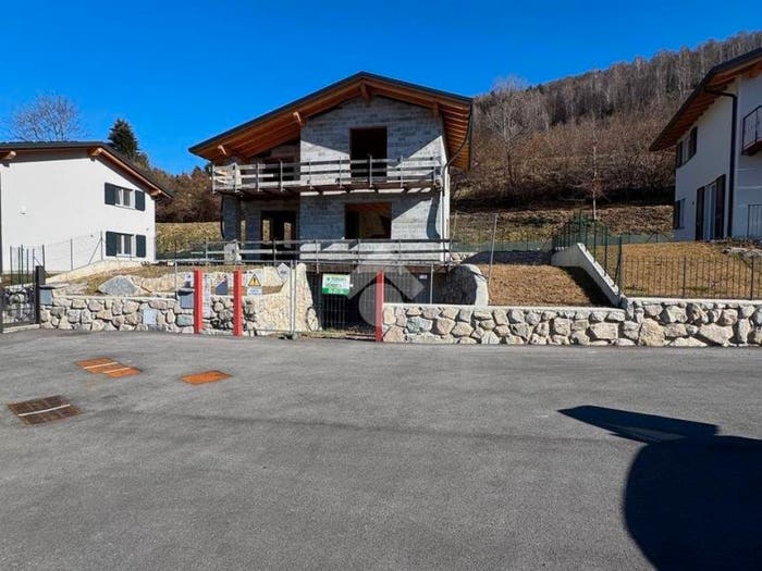 Casa trilocale in vendita in via Pighini, San Fedele Intelvi, Centro Valle Intelvi