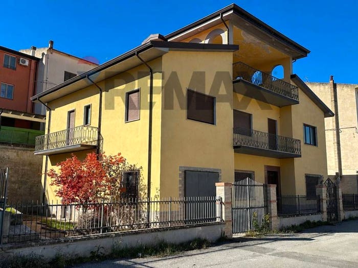 Casa con 5 locali in vendita in Viale della Repubblica, Centro, Altomonte