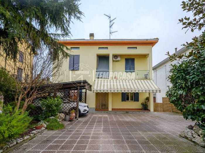 Casa con 6 locali in vendita in Strada Nuova, Centro, Fontevivo