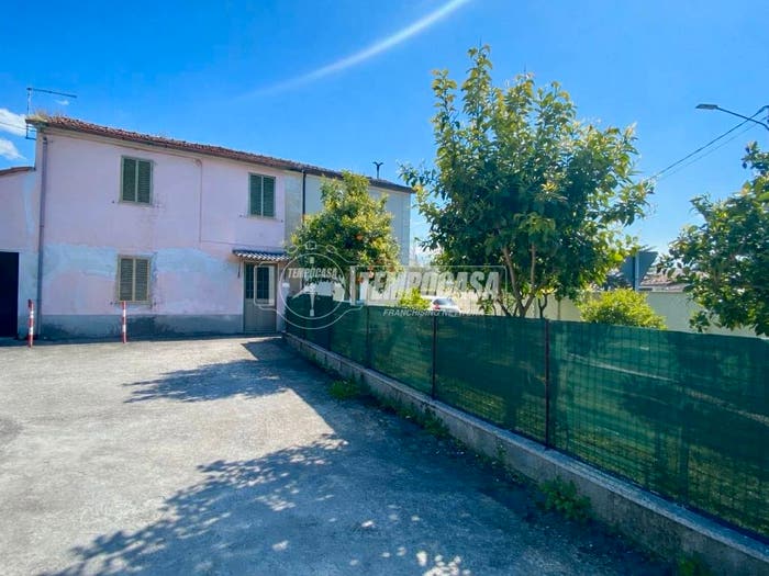 Appartamento bilocale in vendita in Via Romana, Cinque Vie, Massa
