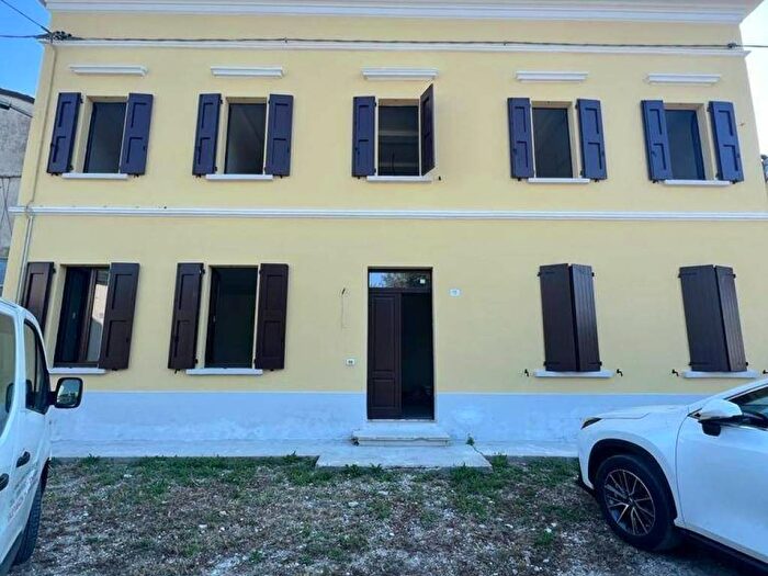 Casa con 6 locali in vendita in Pegognaga