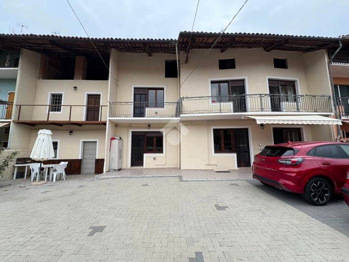 Casa con 6 locali in vendita in VICOLO CHIOSO, Centro, Caravino