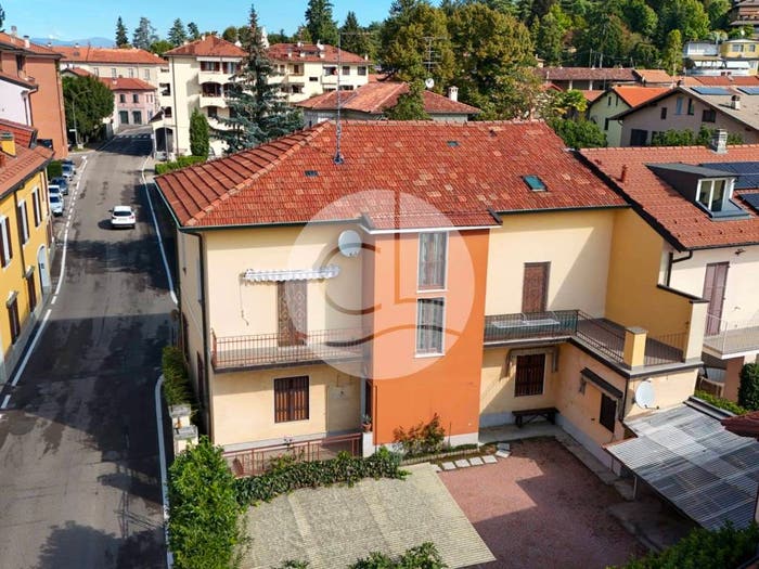 Appartamento trilocale in vendita in Via Cesare Battisti, Venegono Superiore