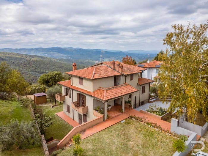 Casa con 6 locali in vendita in Strada Comunale di Setona, Bucine
