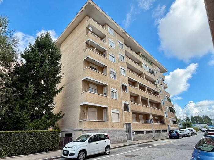 Appartamento con 6 locali in vendita in Via Umbria, Masarone, Biella