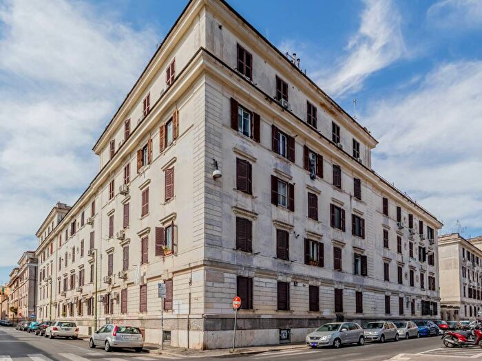 Appartamento trilocale in vendita in Via Alessandro Volta, Testaccio, Roma