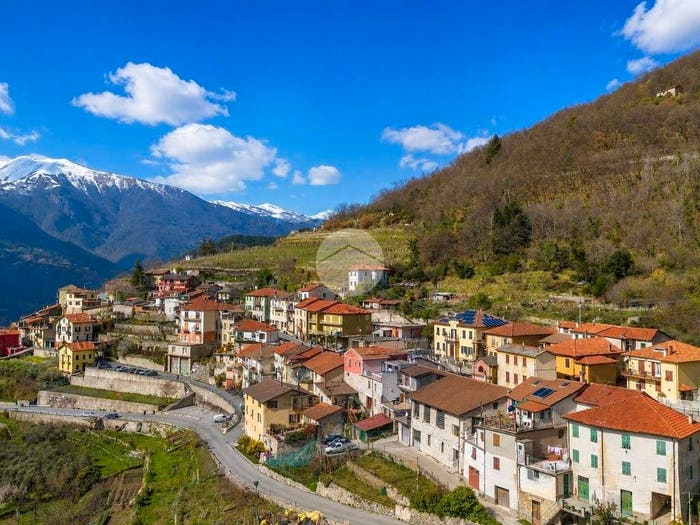 Appartamento con 6 locali in vendita in Via Roma, Pornassio