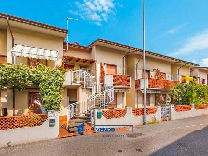 Appartamento con 5 locali in vendita in Via Montegrappa, Marina di Massa Centro, Massa