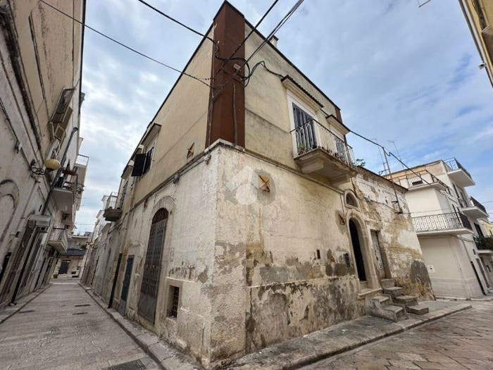 Casa quadrilocale in vendita in Via Flavio Gioia, Centro, Canosa di Puglia