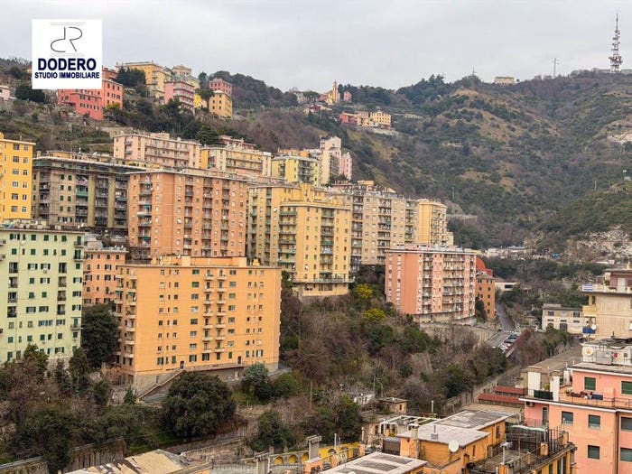 Appartamento con 5 locali in vendita in Via dei Cinque Santi, Lagaccio, Genova