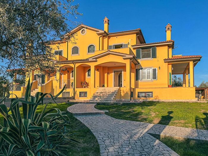 Casa con 6 locali in vendita in Via dell'Arci, Fara In Sabina