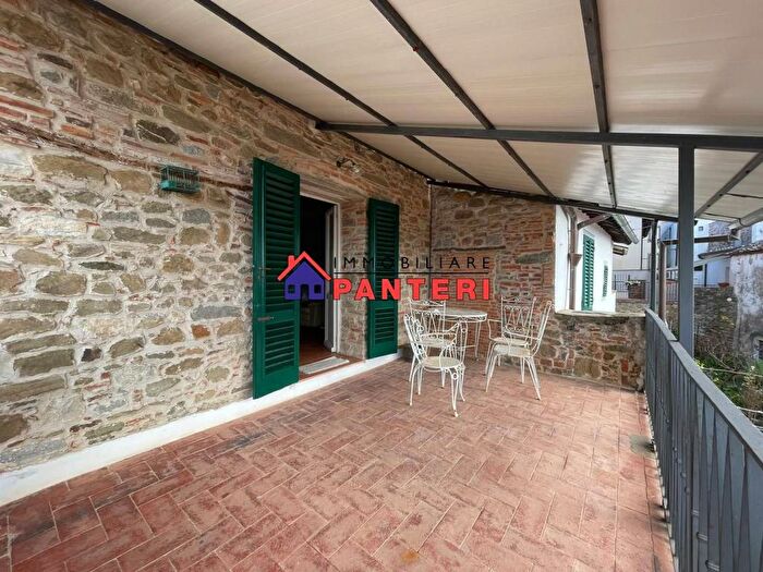 Casa con 5 locali in vendita in Piazza Orazio Bargellini, Montevettolini, Monsummano Terme