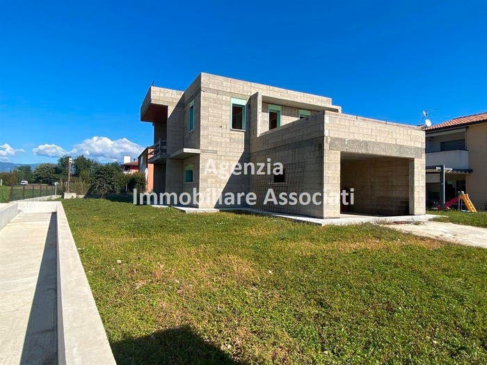 Casa quadrilocale in vendita in Via Alcide de Gasperi, Castione, Loria